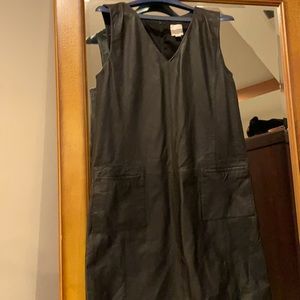 Leather like butter v neck sleeveless 2 front pockets zips in back love it